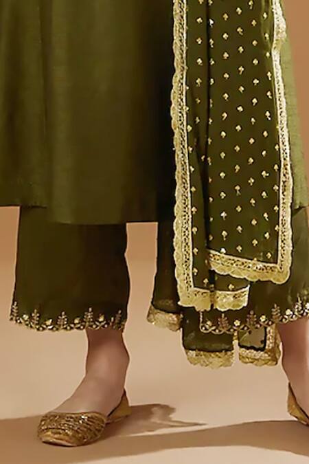 Buy OMI Green Cotton Embroidery Split V-neck Placement Hand Kurta Set Online at Aza Fashions Buy_OMI_Green Cotton Embroidery Split V-neck Placement Hand Kurta Set _Online_at_Aza_Fashions