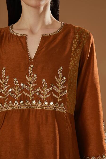 OMI_Orange Cotton Embroidery Split V-neck Placement Flower Vine Kurta Set _Online_at_Aza_Fashions