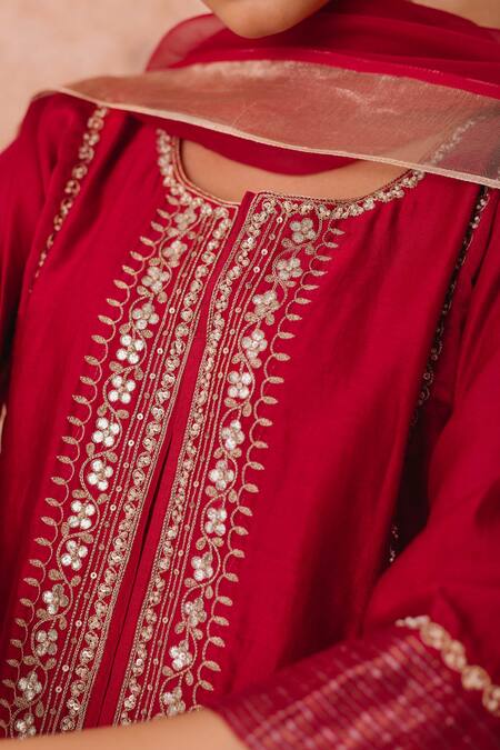 Buy_Label Mansi Nagdev_Red Chanderi Hand Embroidered Sequin Notched Round Neck Ayaat Kurta Palazzo Set _Online_at_Aza_Fashions