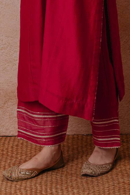 Buy_Label Mansi Nagdev_Red Chanderi Hand Embroidered Sequin Notched Round Neck Ayaat Kurta Palazzo Set 