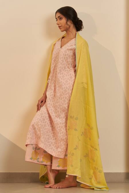 Label Mansi Nagdev Pink , Satin Cut Sehaj Floral Pattern Kurta Printed Trouser Set Online at Aza Fashions Label Mansi Nagdev_Pink , Satin Cut Sehaj Floral Pattern Kurta Printed Trouser Set _Online_at_Aza_Fashions