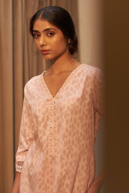 Label Mansi Nagdev Pink , Satin Cut Sehaj Floral Pattern Kurta Printed Trouser Set at Aza Fashions Label Mansi Nagdev_Pink , Satin Cut Sehaj Floral Pattern Kurta Printed Trouser Set _at_Aza_Fashions