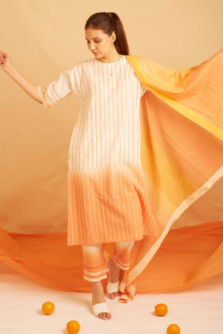 Banana Labs White Cotton Tassels Round Neck Carrot Ombre Kurta Pant Set at Aza Fashions Banana Labs_White Cotton Tassels Round Neck Carrot Ombre Kurta Pant Set _at_Aza_Fashions