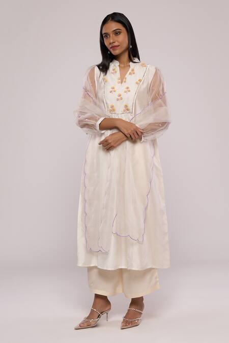 Shop Mayu Kothari White Organza Hand Embroidered Dupatta Online at Aza Fashions Shop_Mayu Kothari_White Organza Hand Embroidered Dupatta _Online_at_Aza_Fashions