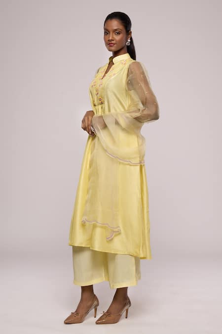 Mayu Kothari_Yellow Silk, Organza Embroidery Bandeau Neck Yoke Floral Kurta_Online_at_Aza_Fashions