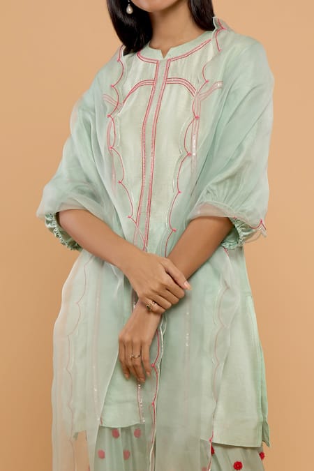 Mayu Kothari_Green Organza Hand Embroidered Scalloped Hem Dupatta _Online_at_Aza_Fashions