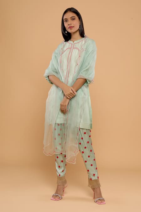 Buy_Mayu Kothari_Green Organza Hand Embroidered Scalloped Hem Dupatta _Online_at_Aza_Fashions