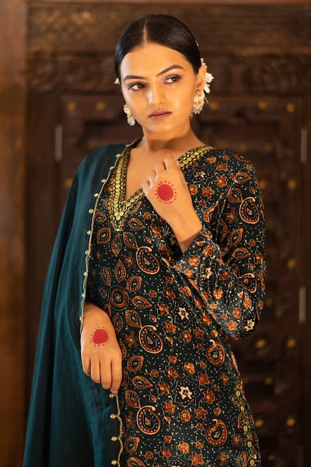 Vana Ethnics_Green Viscose, Satin And Organza Sequin, Ajrakh Print, Mirror & Kurta Pant Set _Online_at_Aza_Fashions