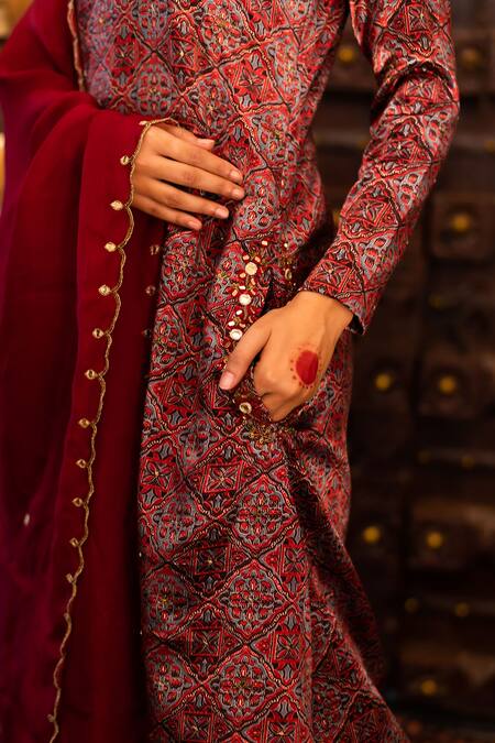 Buy_Vana Ethnics_Red Viscose, Satin And Organza Sequin, Ajrakh Print, Straight Kurta Pant Set _Online_at_Aza_Fashions