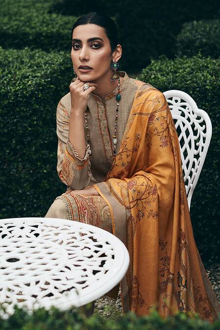 Buy_Label Varsha_Grey Viscose Pashmina Printed Digital Mandarin Collar Paisley Kurta Set_Online_at_Aza_Fashions