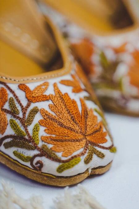 Cilwana Studio_White Autumn Chinar Embroidered Juttis _Online_at_Aza_Fashions