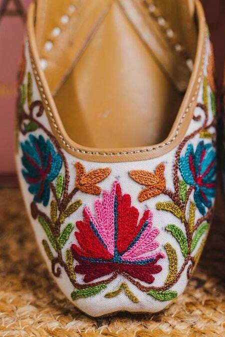 Cilwana Studio_White Chinar Embroidered Juttis _Online_at_Aza_Fashions