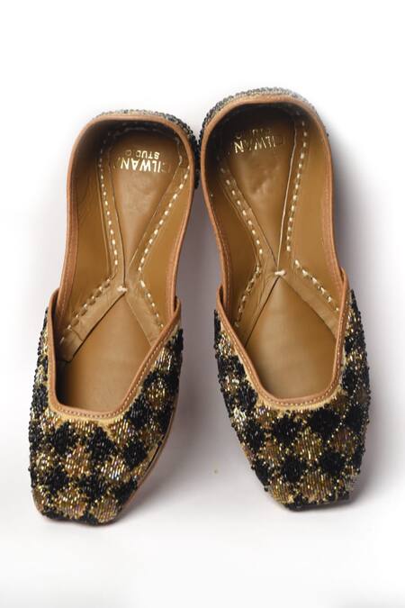 Cilwana Studio Black Embroidered Cutdana Juttis Online at Aza Fashions Cilwana Studio_Black Embroidered Cutdana Juttis _Online_at_Aza_Fashions