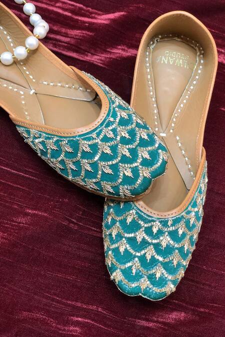 Cilwana Studio Green Embroidered Dabka Juttis Online at Aza Fashions Cilwana Studio_Green Embroidered Dabka Juttis _Online_at_Aza_Fashions