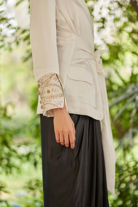 Buy Betrue Black Silk Pleated And Draped Skirt Online at Aza Fashions Buy_Betrue_Black Silk Pleated And Draped Skirt _Online_at_Aza_Fashions