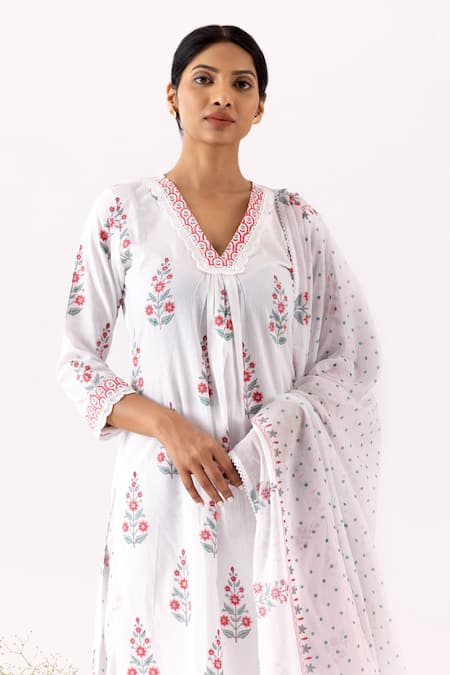 Buy_Abbaran_Ivory Cotton, Muslin Lace, Embroidery V-neck Floral Block Print Kurta Set_Online_at_Aza_Fashions