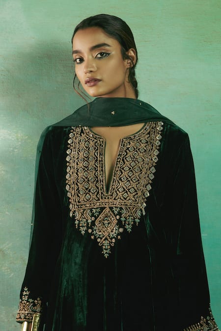 Sureena Chowdhri_Green Silk Velvet Aari, Beads And Sitara, Zari Notched Shab Kurta Salwar Set _Online_at_Aza_Fashions