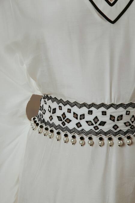 Sureena Chowdhri_White Muslin Embroidered Thread Work V Neck Kaftan With Belt _at_Aza_Fashions