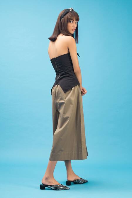 Shop Chillosophy Black Poplin Sweetheart Neck Pleated Bandeau Crop Top at Aza Fashions Shop_Chillosophy_Black Poplin Sweetheart Neck Pleated Bandeau Crop Top _at_Aza_Fashions