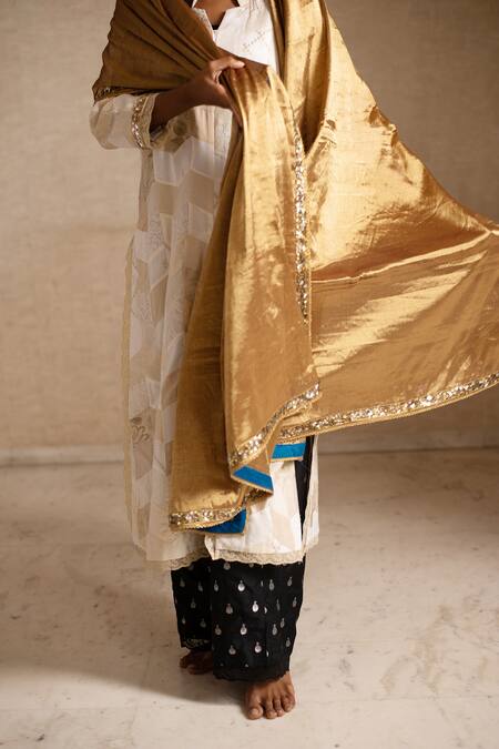 Priyanka Raajiv_Gold Silk Tissue Chanderi Embroidered Sequins Aabha Dupatta  _at_Aza_Fashions