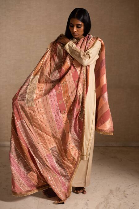 Buy Priyanka Raajiv Peach Border Handwoven Silk Floral, Stripes Aahi Upcycled Patchwork Dupatta Online at Aza Fashions Buy_Priyanka Raajiv_Peach Border Handwoven Silk Floral, Stripes Aahi Upcycled Patchwork Dupatta _Online_at_Aza_Fashions