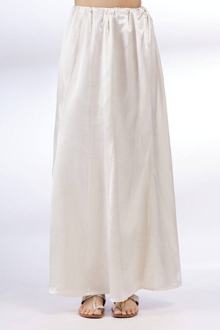 Divya Kanakia_White Net V Neck Embroidered Saree With Blouse _at_Aza_Fashions