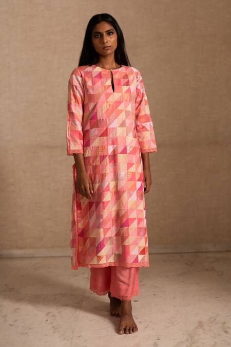 Shop Priyanka Raajiv Pink Dupatta Chanderi Silk Geometric Keyhole Afsa Upcycled Patchwork Kurta Set at Aza Fashions Shop_Priyanka Raajiv_Pink Dupatta Chanderi Silk Geometric Keyhole Afsa Upcycled Patchwork Kurta Set _at_Aza_Fashions