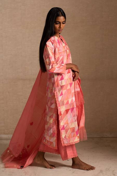 Priyanka Raajiv Pink Dupatta Chanderi Silk Geometric Keyhole Afsa Upcycled Patchwork Kurta Set Online at Aza Fashions Priyanka Raajiv_Pink Dupatta Chanderi Silk Geometric Keyhole Afsa Upcycled Patchwork Kurta Set _Online_at_Aza_Fashions