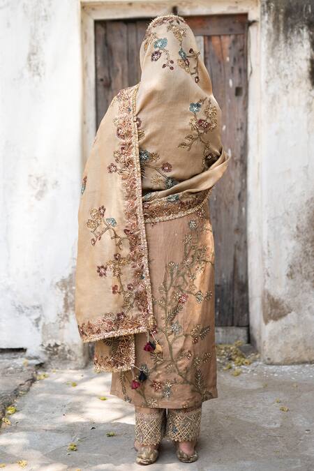 Shop Archana Jaju Pink Silk V Neck Kurta Set at Aza Fashions Shop_Archana Jaju_Pink Silk V Neck Kurta Set_at_Aza_Fashions