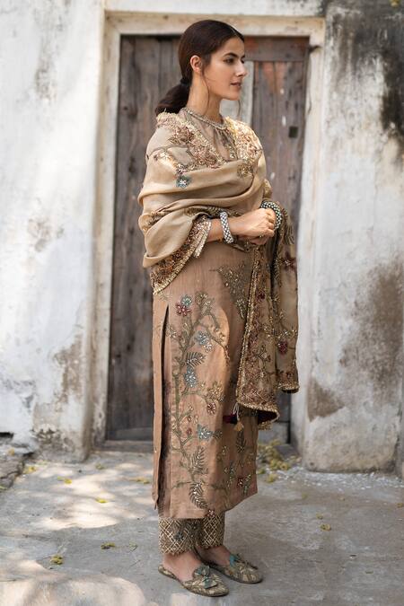 Archana Jaju Pink Silk V Neck Kurta Set Online at Aza Fashions Archana Jaju_Pink Silk V Neck Kurta Set_Online_at_Aza_Fashions