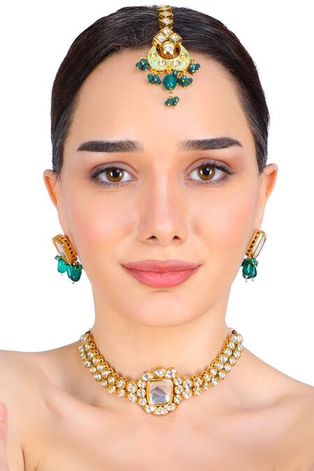 Shop Aakarsha By Ajay Gold Plated Kundan Teardrop Maangtikka at Aza Fashions Shop_Aakarsha By Ajay_Gold Plated Kundan Teardrop Maangtikka_at_Aza_Fashions