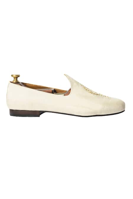 Buy_Artimen_White Handcrafted Embroidered Juttis _Online_at_Aza_Fashions