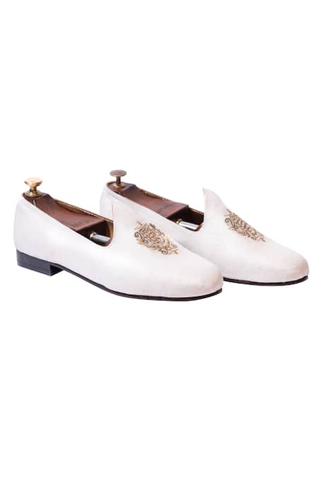 Artimen White Handcrafted Silk Juttis