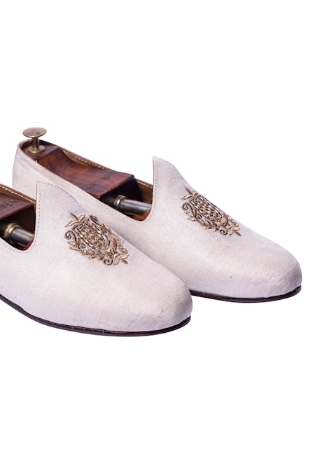 Shop Artimen White Handcrafted Silk Juttis Online at Aza Fashions Shop_Artimen_White Handcrafted Silk Juttis _Online_at_Aza_Fashions