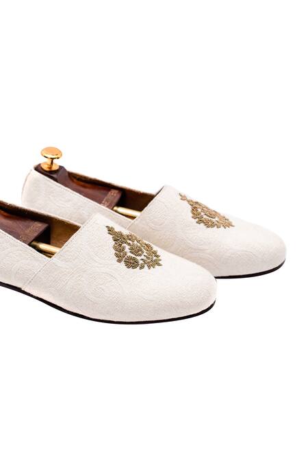 Shop Artimen Off White Embroidered Dabka Juttis Online at Aza Fashions Shop_Artimen_Off White Embroidered Dabka Juttis _Online_at_Aza_Fashions