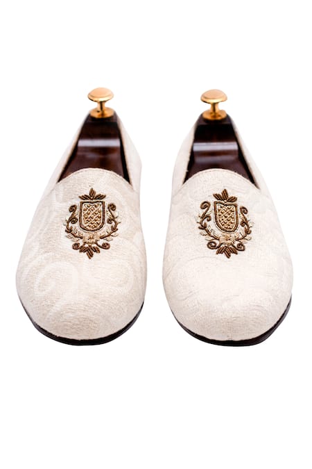 Artimen Embroidered Juttis 