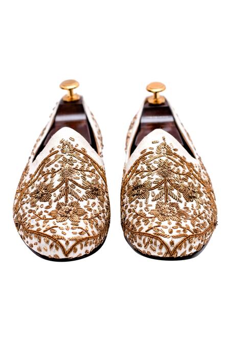 Artimen Raw Silk Embroidered Juttis 