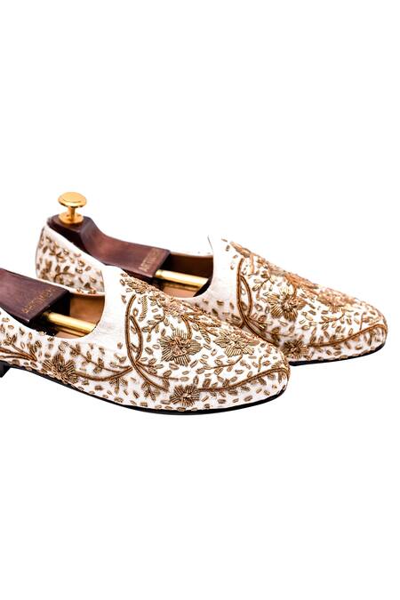 Shop Artimen Off White Embroidered Raw Silk Juttis Online at Aza Fashions Shop_Artimen_Off White Embroidered Raw Silk Juttis _Online_at_Aza_Fashions