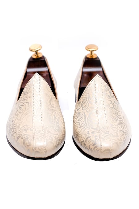 Shop Artimen White Printed Sambi Leather Juttis at Aza Fashions Shop_Artimen_White Printed Sambi Leather Juttis _at_Aza_Fashions