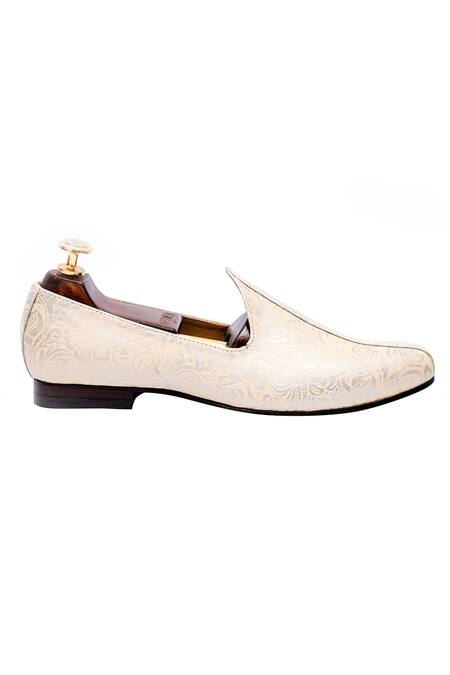 Artimen White Printed Sambi Leather Juttis Online at Aza Fashions Artimen_White Printed Sambi Leather Juttis _Online_at_Aza_Fashions