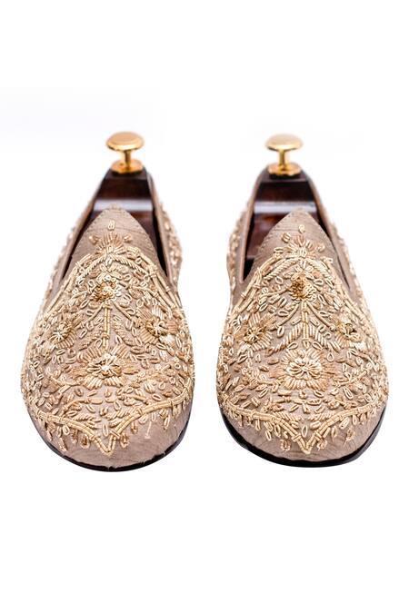 Shop_Artimen_Off White Embroidered Raw Silk Floral Juttis _at_Aza_Fashions