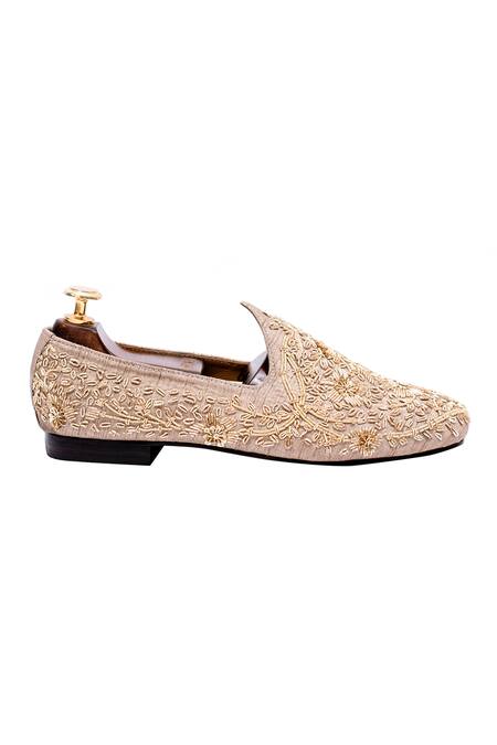 Artimen_Off White Embroidered Raw Silk Floral Juttis _Online_at_Aza_Fashions