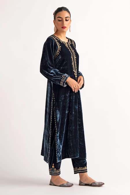 Anantaa by Roohi Velvet Embroidered Kurta 