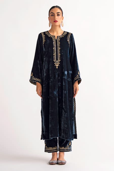 Anantaa By Roohi_Blue Velvet Notched Embroidered Kurta _Online_at_Aza_Fashions