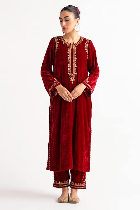 Anantaa by Roohi Velvet Embroidered Kurta 