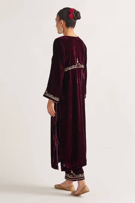 Anantaa By Roohi Velvet Embroidered Kurta 