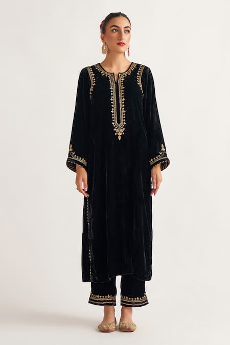 Anantaa by Roohi Velvet Embroidered Kurta 