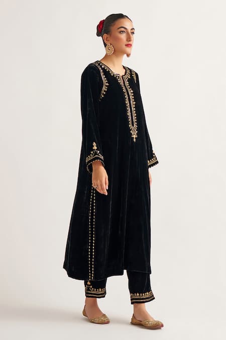 Anantaa By Roohi_Black Velvet Notched Embroidered Kurta _Online_at_Aza_Fashions