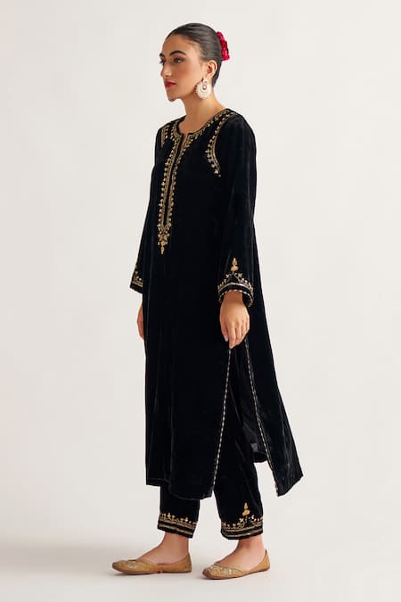 Buy_Anantaa By Roohi_Black Velvet Notched Embroidered Kurta _Online_at_Aza_Fashions