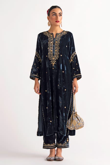 Buy Blue Velvet Embroidery Notched Kurta For Women by Anantaa by Roohi ...